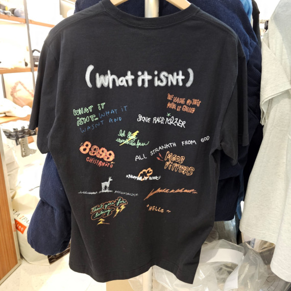 What it isn't Tee (英文字圖案)