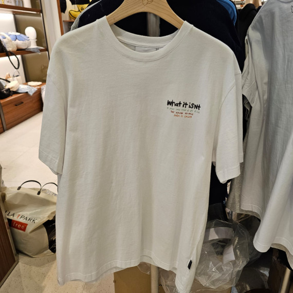 What it isn't 白色 Tee